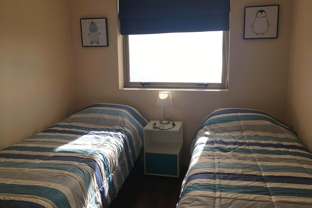 第二间卧室，可欣赏清澈的海景