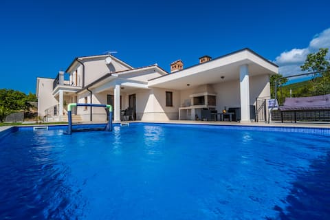 Villa Vanda – Luxury Getaway with Private Pool