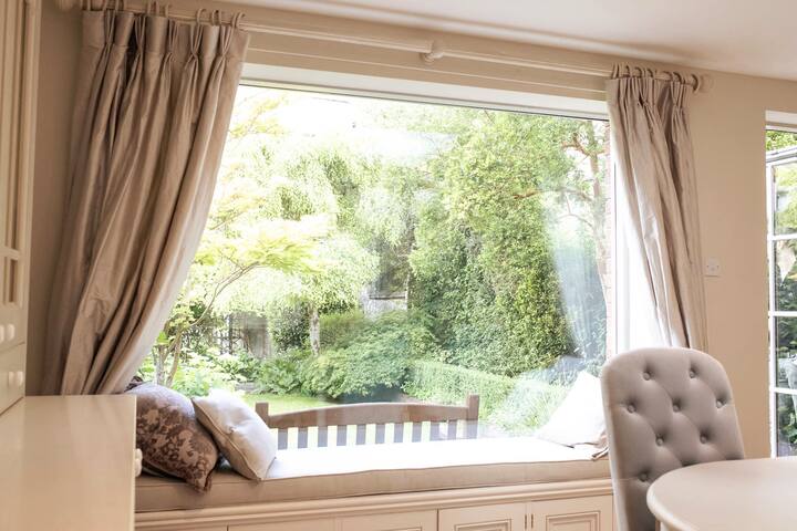 Dublin Centre Townhouse With Private Large Garden gallery image 5