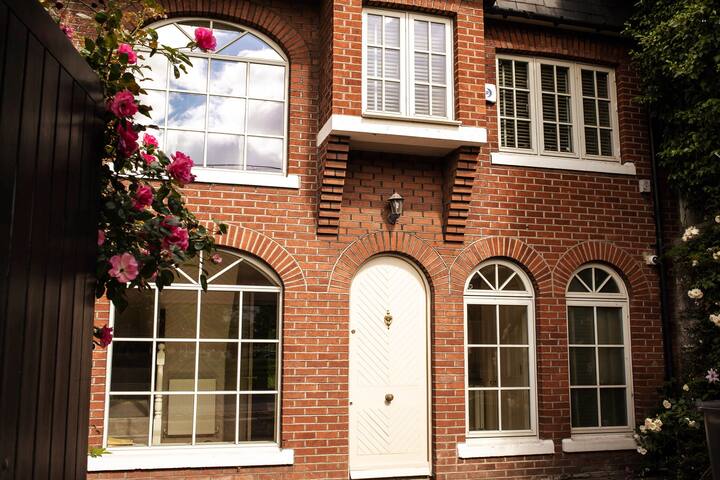 Dublin Centre Townhouse With Private Large Garden gallery image 2