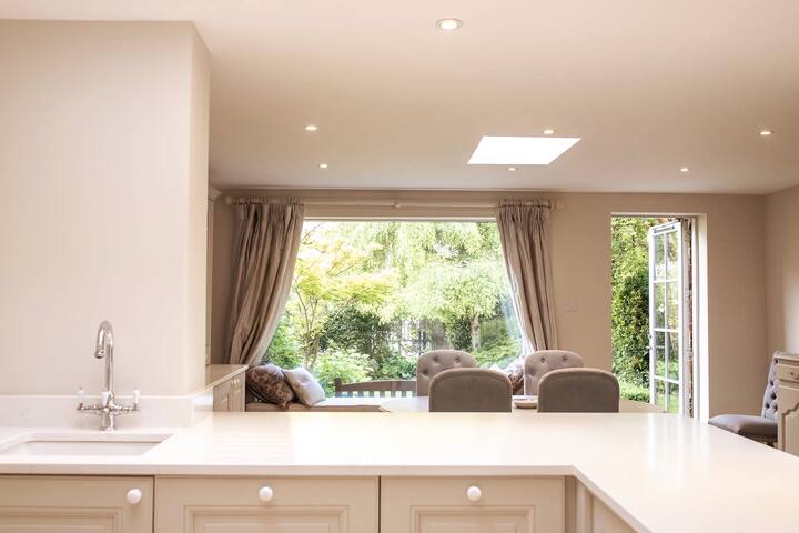 Dublin Centre Townhouse With Private Large Garden gallery image 4