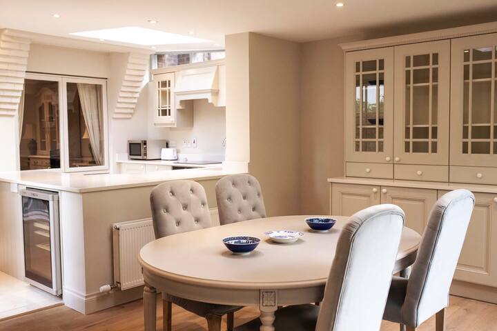 Dublin Centre Townhouse With Private Large Garden gallery image 3