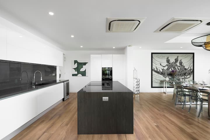 全套海景廚房,與起居室和用餐區域相連