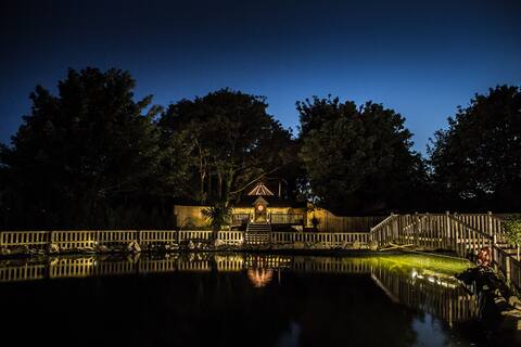 Romantic Treehouse with Hot Tub & BBQ Lodge