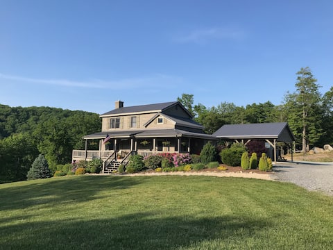 Top performing Airbnb: Mountaintop Retreat: 3 Miles From Blowing Rock, NC in Blowing Rock