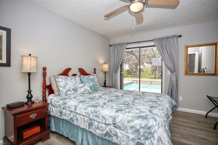 Reposez-vous bien -  la chambre Queen : comprend un ventilateur de plafond et une lumière, une porte vitrée coulissante donnant sur la terrasse de la piscine, un grand placard et une télévision avec câble et Roku.  Cette belle chambre s'ouvre sur la terrasse de la piscine.