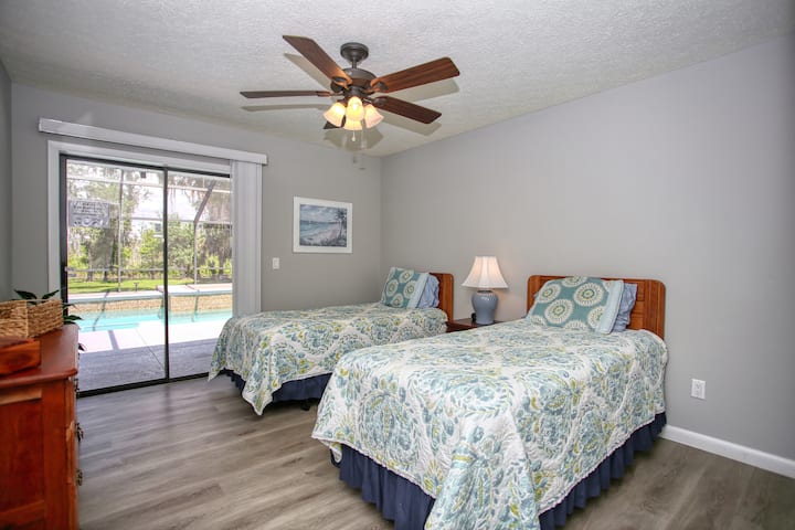 Quatrième chambre avec deux lits jumeaux, grand placard et beaucoup d'espace dans le tiroir.  