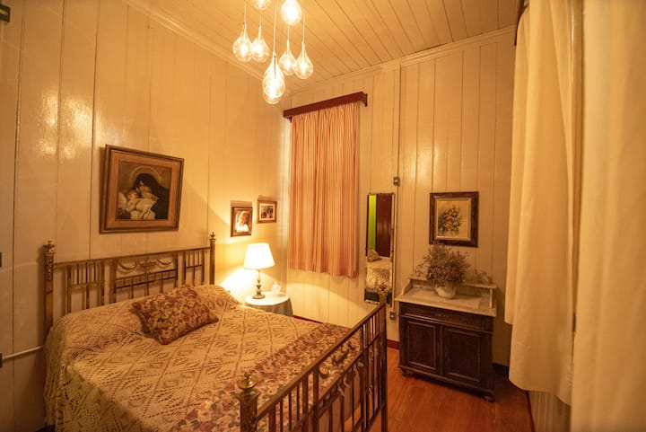 Quarto Adélia. Quarto de casal com mobiliário de época do enlace de Adélia e Valdomiro Bocchese, em 1929.
