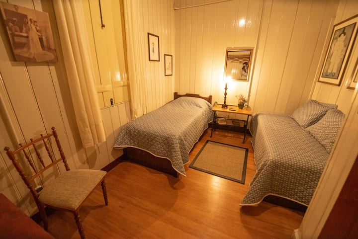 Quarto Tereza. Dormitório com 2 camas de solteiro e mobiliário do acervo da família.