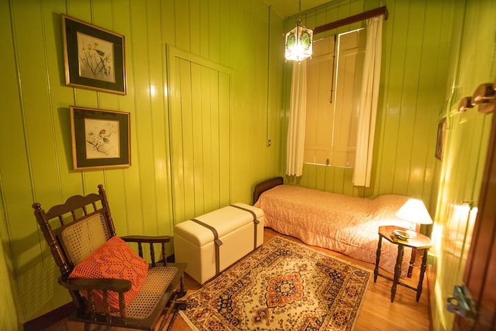 Quarto Luiza. Dormitório com 1 cama de solteiro e mobiliário do acervo da família.