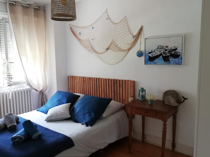 Spavaća soba 2 s prostorom za odlaganje
i pogledom na vrt.