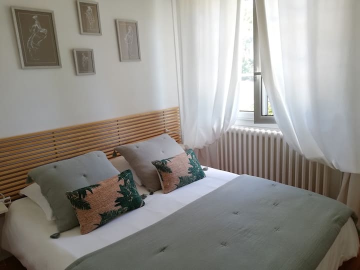 Soba 1, ugradbeni ormar,
pogled na vrt