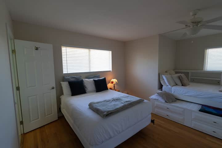 Habitación con varias camas