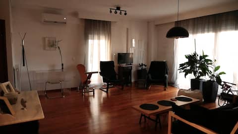 Bright, modern 2BR flat w/ balcony, 15 min Airport