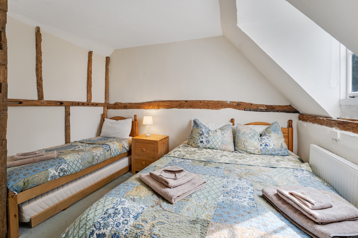 krevet za jednu osobu nalazi se u glavnoj spavaćoj sobi 