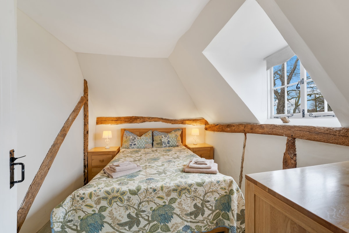 bračni krevet u drugoj spavaćoj sobi 