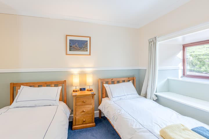 ห้องนอนเตียงคู่ชั้นล่าง