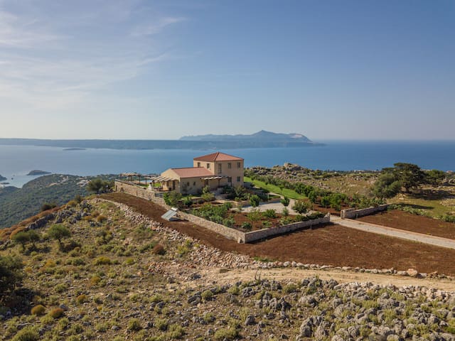 Aquila Villa, breathtaking view, big heated pool