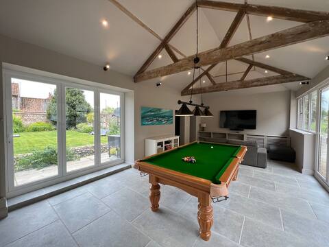 Luxury Norfolk Family Retreat | Hot Tub & Games