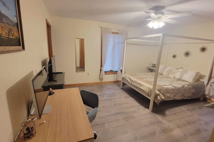 Приватен работен простор во собата