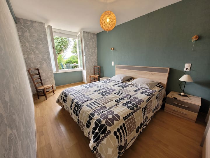 1 - ва спалня с легло 160 и прозорец с изглед към градината