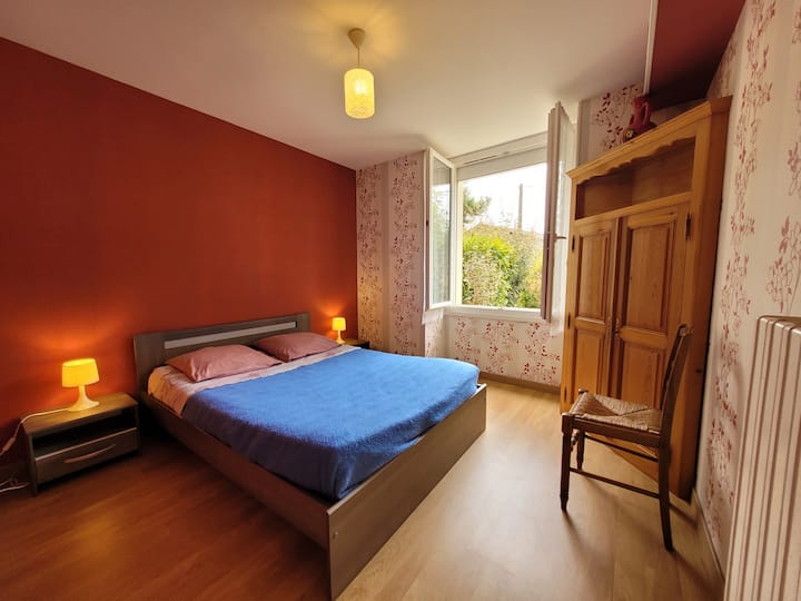 2 - ра спалня с легло 140 см и прозорец с изглед към градината.