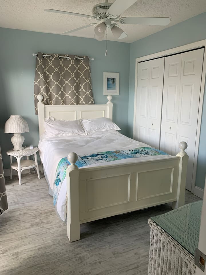 غرفة النوم الثالثة – تحتوي على باب زجاجي منزلق مواجه للماء.