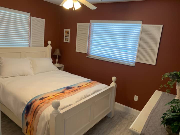 غرفة النوم الثانية – تتضمن سريرًا بمقاس كبير وتلفزيون.