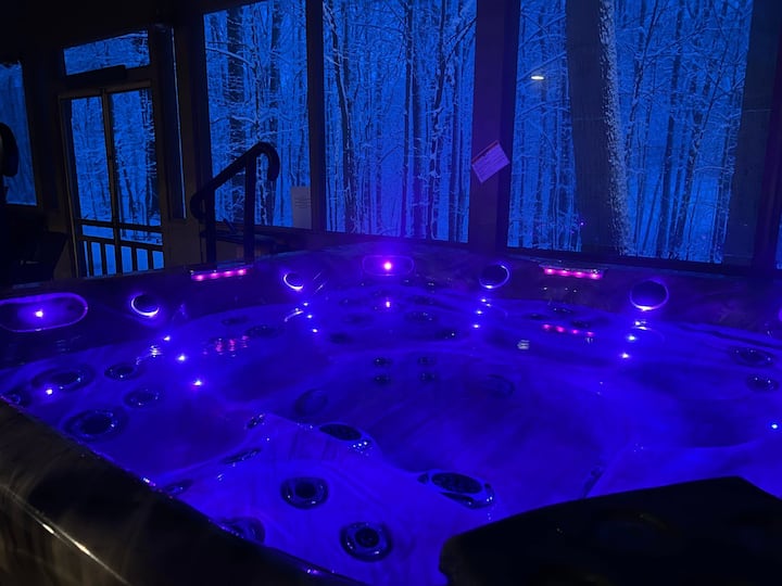 Woodshores Retreat cozy retreat, hot tub, Lk MI Houses for Rent in