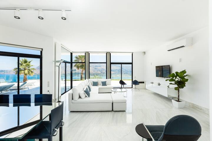 Panoramic sea views, private heated pool & jacuzzi gallery image 5