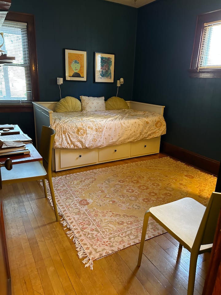 Dormitorio del primer piso: el sofá cama se convierte en cama tamaño king