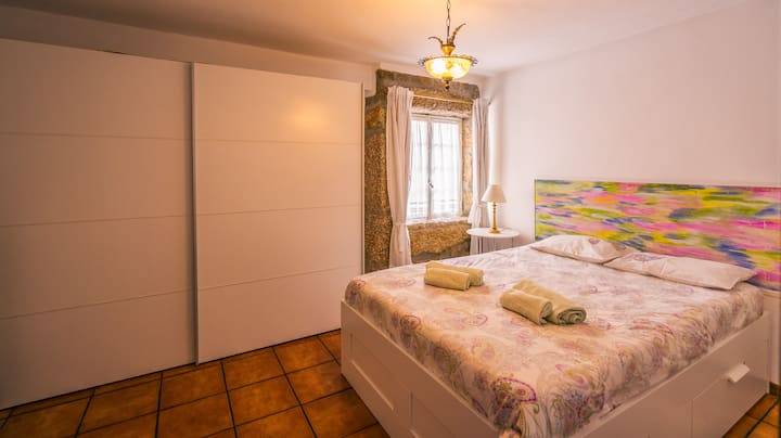 ოთახი 1
ბაღის ხედით ფანჯრით
1 საწოლი 152 × 203 სმ + 1 ბავშვის სამგზავრო საწოლი