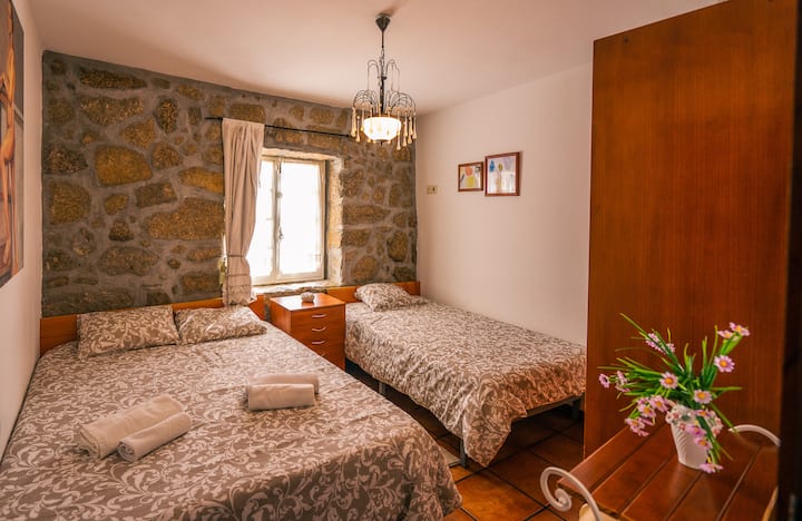 ოთახი 3
ბაღის ხედით ფანჯრით
1 ორადგილიანი საწოლი + 1 ერთადგილიანი საწოლი 