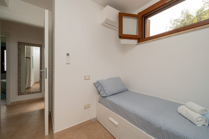 Dormitorio con cama individual