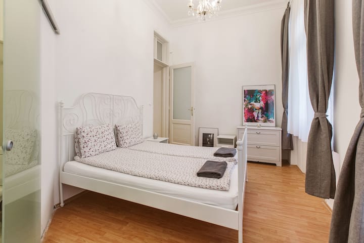 带双人床的卧室2