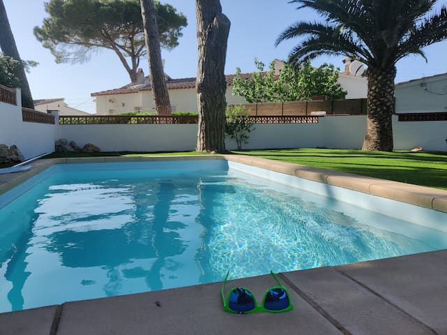Casa a L’Escala amb jardí i piscina privada.