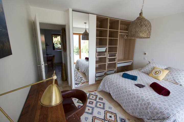 غرفة نوم تطل على الشرفة

غرفة نوم الوصول الكامل إلى تيراس