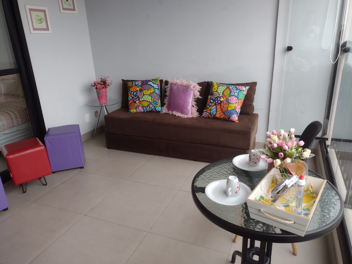 ห้องนั่งเล่นพร้อมเตียงโซฟาและโต๊ะทำงานที่นี่มีสิ่งอำนวยความสะดวกสำหรับผู้เข้าพักเสมอและมีสภาพแวดล้อมที่น่ารื่นรมย์สำหรับการพักผ่อนของคุณ