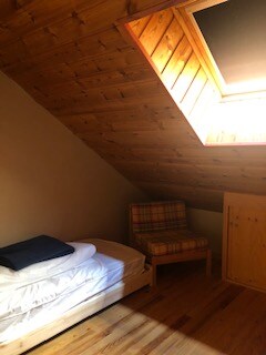 Spavaća soba 1 ( pogled na dodatni krevet 70/200)
