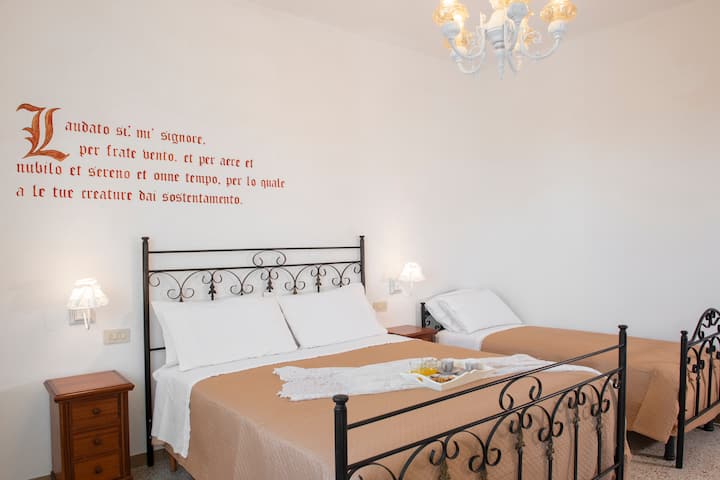 テレビ、Wi - Fi、ダブルベッド、シングルベッドを備えたトリプルルーム、中庭を見下ろす大きな窓、パノラマテラスへのアクセスが広々としています。 ダブルピロー、シーツ、毛布が備わっています。