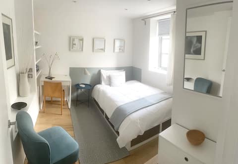 Top performing Airbnb: Stylish own-door solo suite in best urban village in Ballsbridge