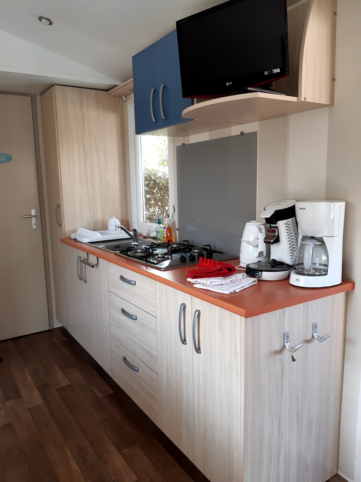 Popular Airbnb listing: Bungalow rental, 3-minute walk to the sea in Agde