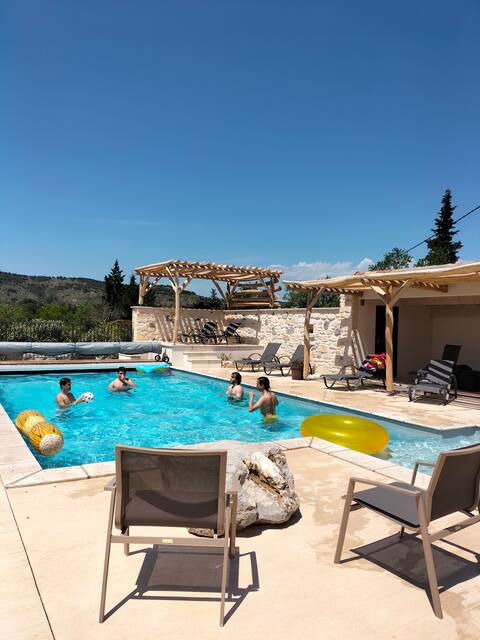 Mas du pizon, 6 bedrooms, 6 bathrooms, air-conditioned, pool