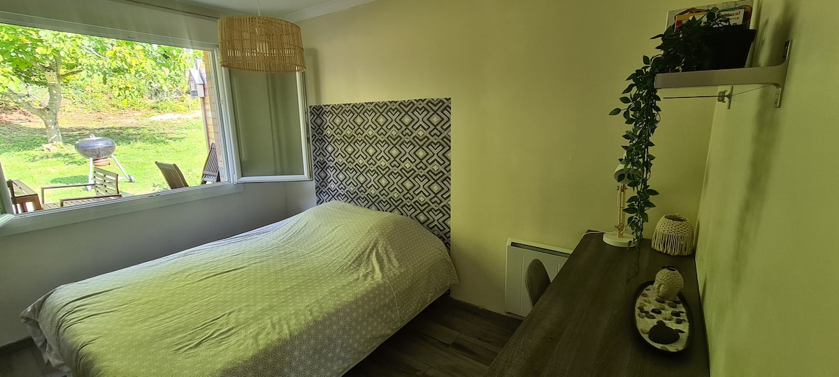 The bedroom and its office area.
Lit Queen Size (160).
View of the forest located at the rear of the house.