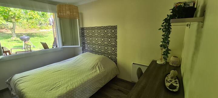 La chambre et son coin bureau.
Lit Queen Size (160)
Vue sur la forêt située à l'arrière de la maison.