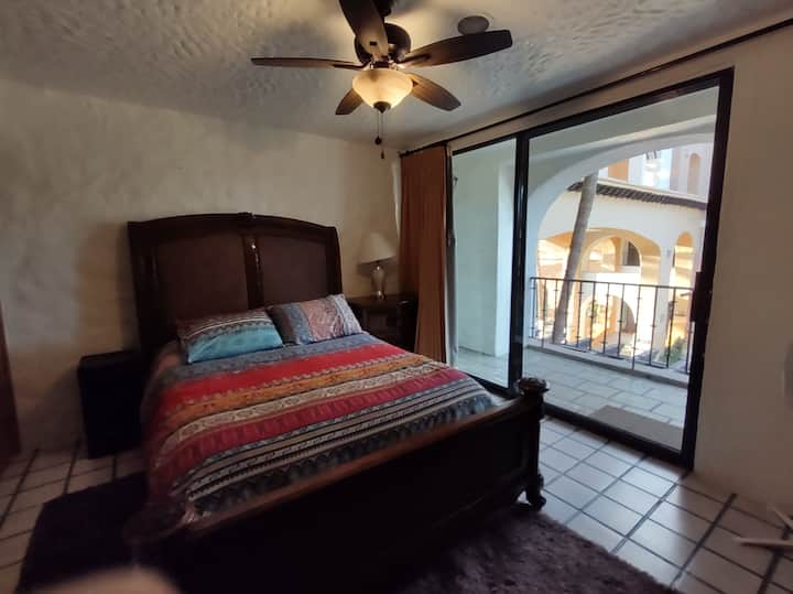 Главна спална соба со приватен поплочен двор