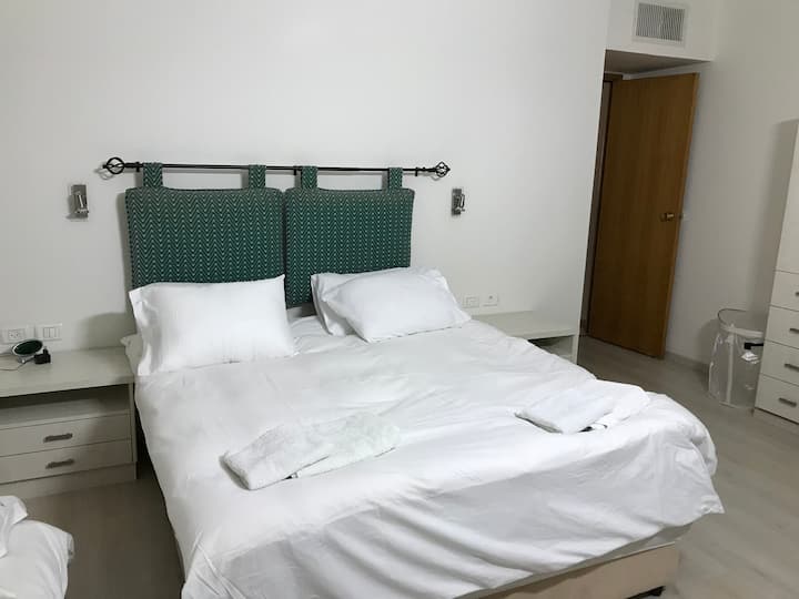 Huvudsovrum med eget badrum