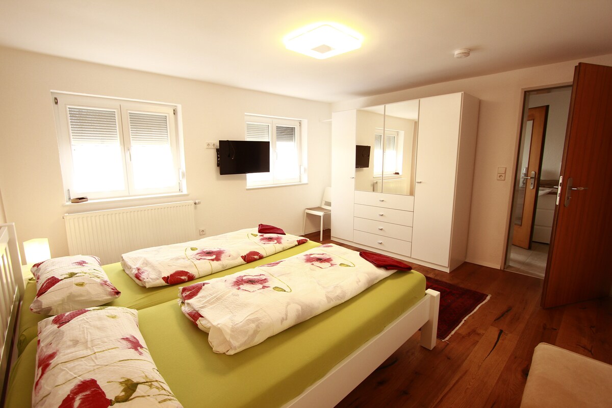 Spavaća soba s bračnim krevetom