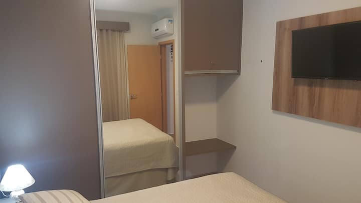 Quarto, visão guarda-roupas, ar condicionado 7.000 btus e TV 32 polegadas