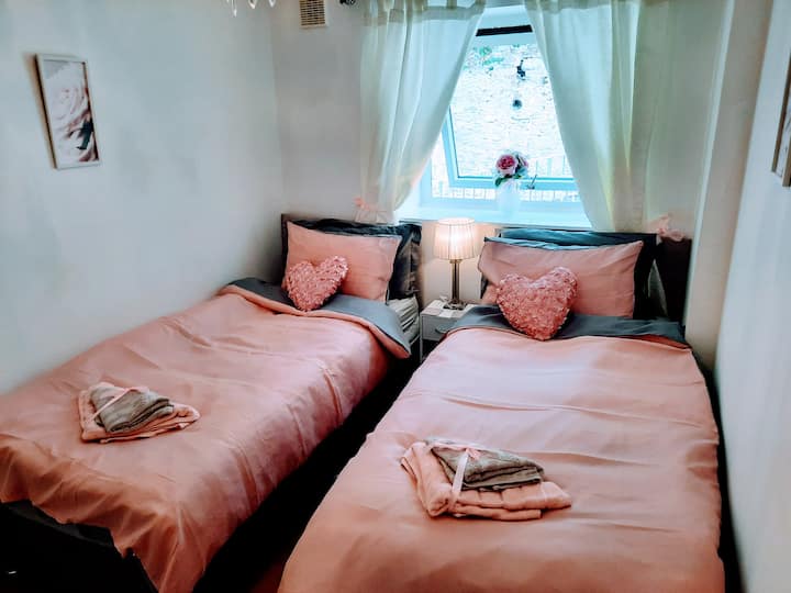 Dormitorio principal con 2 camas individuales.